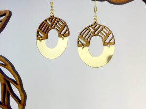 Boucles d’oreilles ethniques en bois et plaqué or – La Belle Aztèque | Bijoux bohèmes artisanaux | Cadeau femme élégant